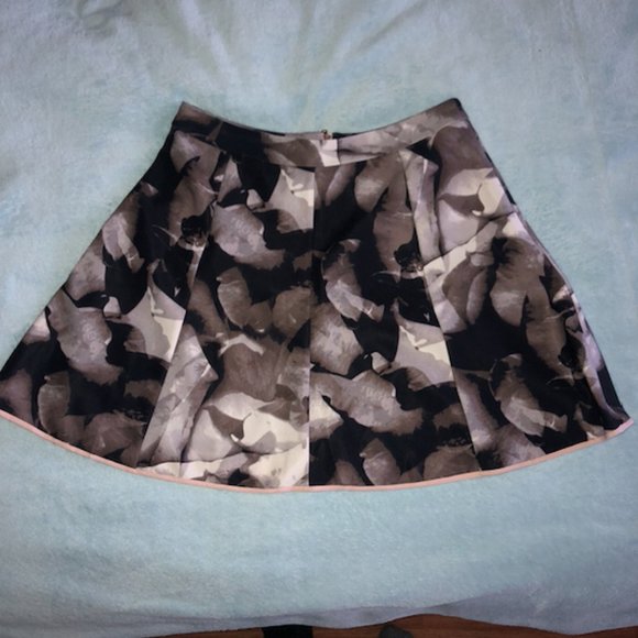 Mossimo Skirt - Picture 4 of 7